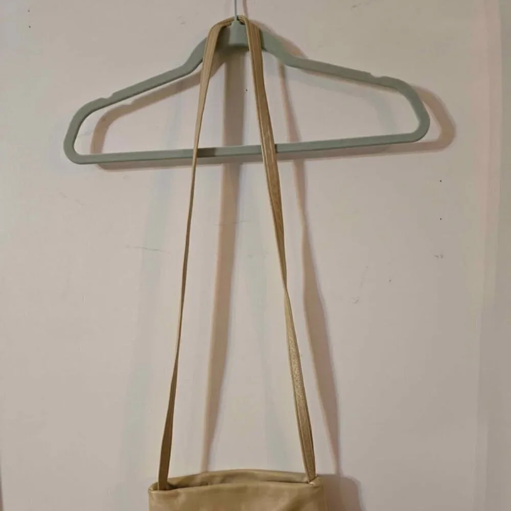 ✨️Vintage✨️ 1980s Gold Metallic Atalla Handbag with Tassle
